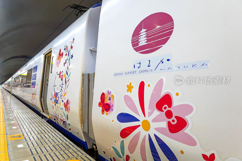 在大阪关西国际机场，Hello Kitty Haruka特快列车